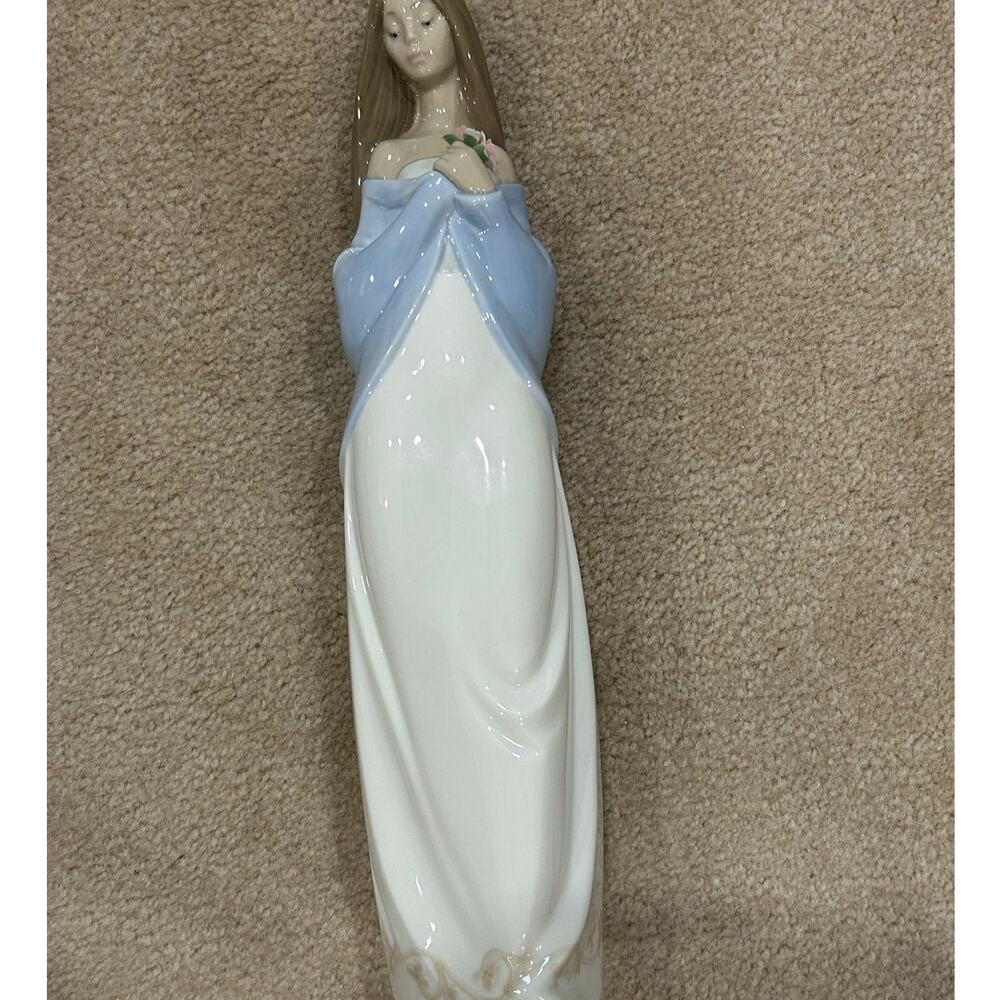 Floral Beauty vintage LLadro hand painted in Valencia Spain
